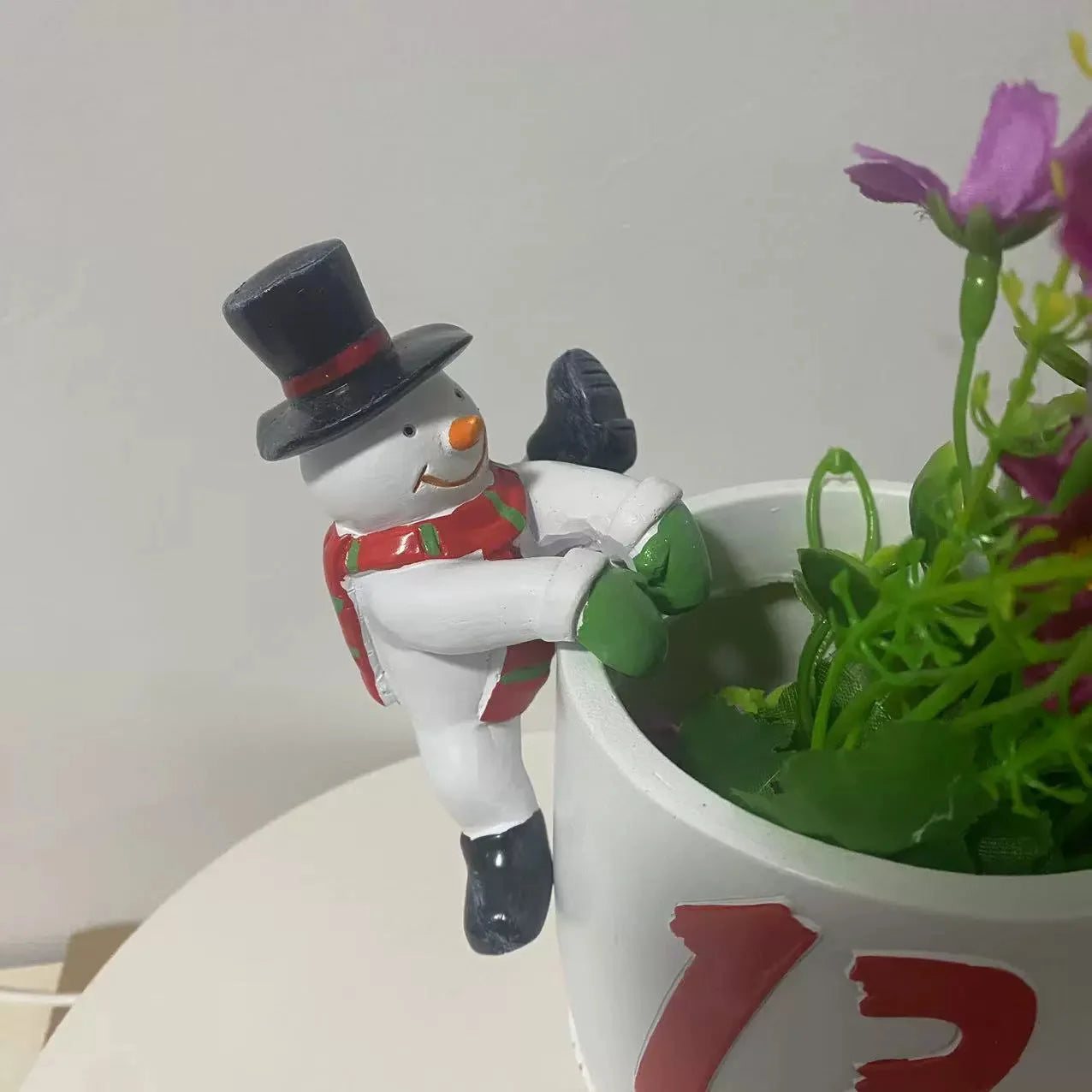 Christmas Santa Statue Claus Snowman Sculpture Flowerpot Vase Wall Hanging Decoration Resin Craft Item Christmas Gift Ornament